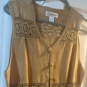 Fred Thomas Toast colored Crochet-Trim  Vest. Buttons crocheted too
